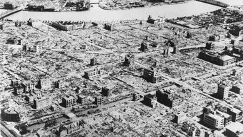 Kehancuran Tokyo yang dibom sekutu menandai berakhirnya Perang Dunia II. Foto: Getty Images