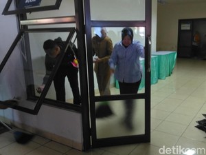 Jelang Laga Persebaya vs Arema, Risma Bersih-bersih Gelora Bung Tomo