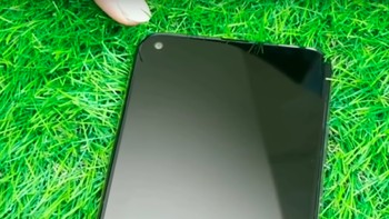 Nokia X71 tampaknya diposisikan jadi pesaing Honor View 20 dan Huawei Nova 4, yang punya spesifikasi tak terpaut jauh, yaitu perangkat kelas menengah yang posisinya tepat di bawah ponsel flagship. Adapun kamera depannya yang seperti View 20 dan Nova 4 merupakan sebuah lubang di layar depan, beresolusi 16 megapixel. Foto: YouTube