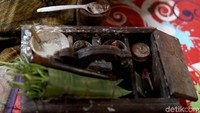 Sambil berbincang, ia menyempatkan diri mengunyah sirih selayaknya orang tua di masa lalu. Ini peralatannya (Rachman Haryanto/detikcom)