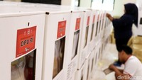 Saat ini petugas tengah menempelkan stiker Pilpres, DPR, DPD dan DPRD di kotak suara.