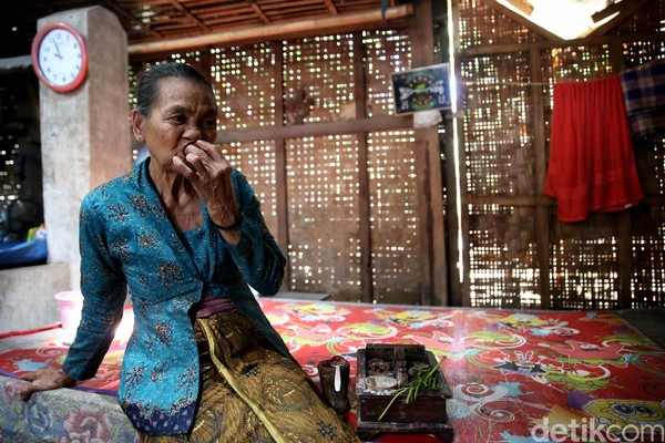 Menurut sejarah, masyarakat Desa Kemiren berasal dari orang-orang yang mengasingkan diri dari Kerajaan Majapahit karena mulai runtuh sekitar tahun 1478 M (Rachman Haryanto/detikcom) Menurut sejarah, masyarakat Desa Kemiren berasal dari orang-orang yang mengasingkan diri dari Kerajaan Majapahit karena mulai runtuh sekitar tahun 1478 M (Rachman Haryanto/detikcom)