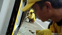 Dinding jembatan dibersihkan terlebih dahulu sebelum dicat ulang.