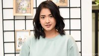 Nadya terlihat kece dengan sweater oversize dan celana hitam. Pool/Noel/detikFoto.