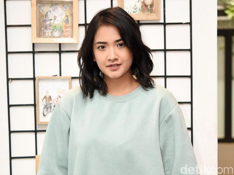 Gaya Nadya Arina dengan Sweater Oversize
