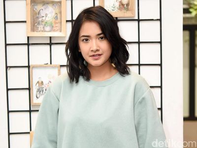Gaya Nadya Arina dengan Sweater Oversize