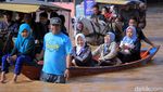 Aksi Neng Geulis Basah-Basahan Terobos Banjir