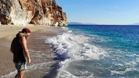 Menikmati ombak pantai Himara, Albania. (1bike1world/Instagram)