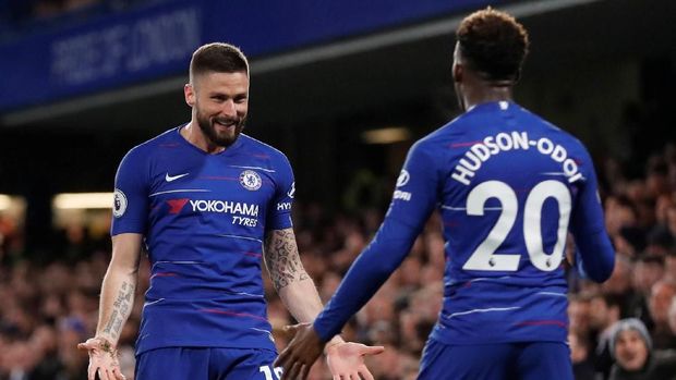 Callum Hudson-Odoi bermain padu dengan Olivier Giroud di lini depan Chelsea.