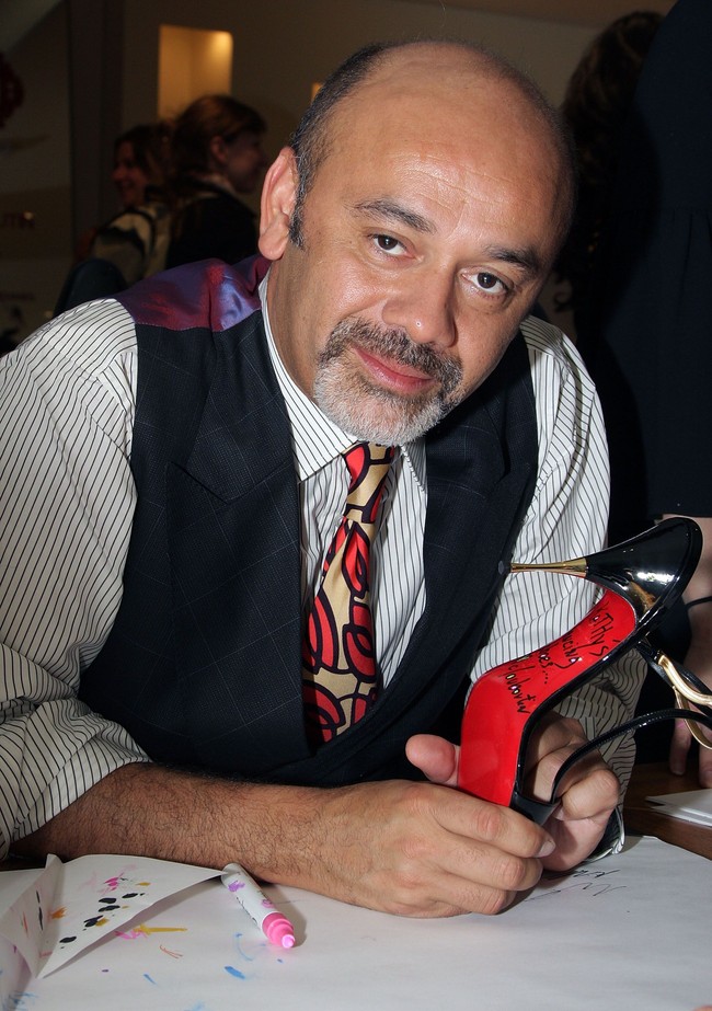 Nama Christian Louboutin sering tertera dalam sepatu-sepatu yang dipakai para pesohor. Inilah tampilan wajah Christian yang dikatakan sudah jatuh cinta dengan sepatu sejak kecil dan membuka toko sepatu di usia 27. Heels Louboutin pun dianggap paling cantik dan nyaman. Foto: Getty Images