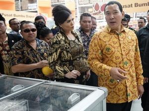 Tommy Soeharto Tinjau Bahan-bahan Kebutuhan Pokok