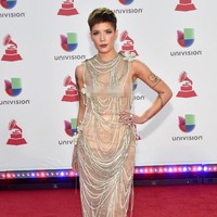 Halsey menunjukkan sisi glamornya di Latin Grammy Awards 2018. Untuk karpet merah, ia muncul dengan gaun Jean Paul Gaultier yang berhiaskan tumpukan juntaian mutiara. (Foto: Getty Images)