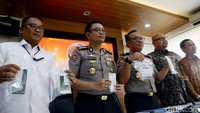 Sementara, tersangka satu lagi berinisial EW. Dedi menerangkan hoax yang disebarkan EW tersambung ke situs internet sehingga efeknya luas. EW juga memiliki banyak follower di akun Twitternya.
