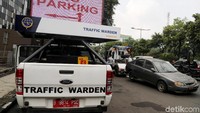 Aksi penertiban itu dilakukan dalam rangka sosialisasi penertiban parkir liar di kawasan tersebut.