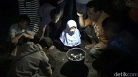 Sebanyak 128 telur dikeluarkan dari tubuh hewan yang sangat dilindungi ini. Momen langka ini pun menjadi tontonan gratis bagi pengunjung Pantai Marina Boom yang sedang menikmati suasana malam di pinggir pantai.