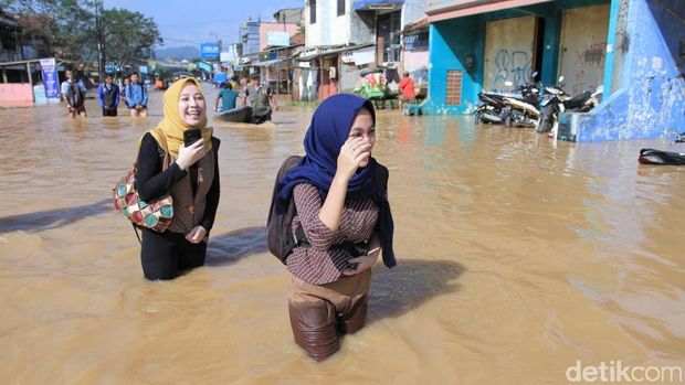 Jalan Kaki Terobos Banjir, <i>Neng Geulis</i> Ini Curi Perhatian Warga
