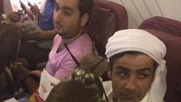 Tom Whitehill yang duduknya di sebelah penumpang yang membawa burung elang (CNN Travel)