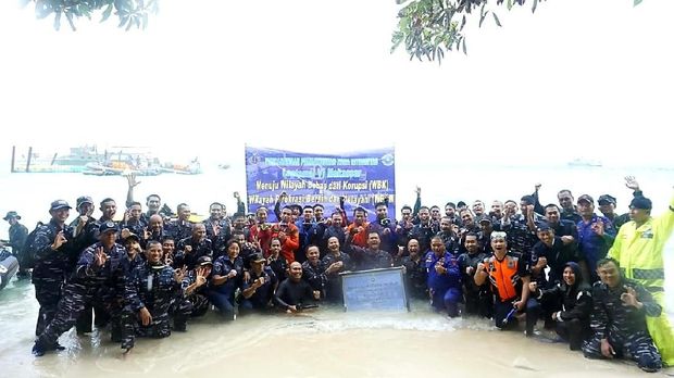 Lantamal VI Makassar Gelar Upacara Bebas Korupsi di Dasar Laut