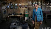 Ia melayani kami dengan perbincangan ringan akan adat istiadat dan kebiasaan warga Suku Osing (Rachman Haryanto/detikcom)