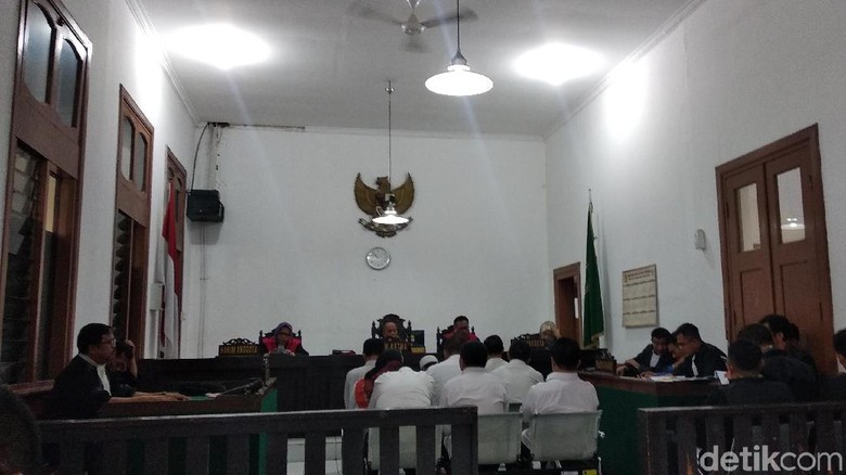 Baca Pledoi, Sekda Tasikmalaya Khilaf Sunat Bansos Rp 1,4 M Baca Pledoi, Sekda Tasikmalaya Khilaf Sunat Bansos Rp 1,4 M