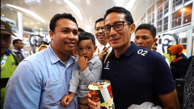Sandiaga Dapat Hadiah Celengan dari Bapak dan Anak di Medan