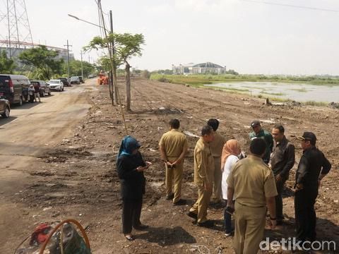 Pembenahan jalan menuju Stadion Gelora Bung Tomo/