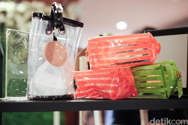 Tas berukuran kecil ini memiliki banyak fungsi untuk souvenir pernikahan. Contohnya saja untuk tempat make up, obat-obatan, hingga charger handphone.  Foto: Silmia Putri/Wolipop