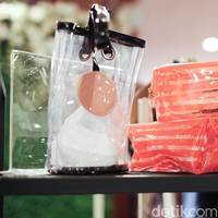 Tas berukuran kecil ini memiliki banyak fungsi untuk souvenir pernikahan. Contohnya saja untuk tempat make up, obat-obatan, hingga charger handphone.  Foto: Silmia Putri/Wolipop