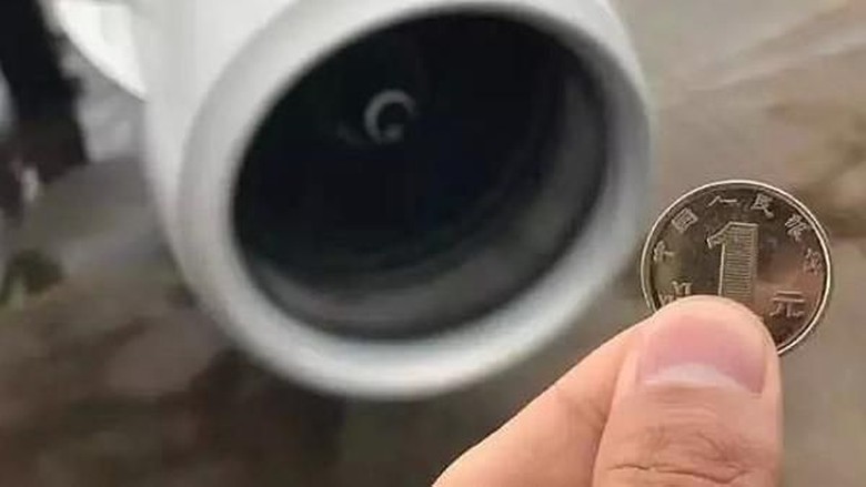 Koin yang ditemukan di dekat pesawat di Bandara China (Lucky Air) Koin yang ditemukan di dekat pesawat di Bandara China (Lucky Air)