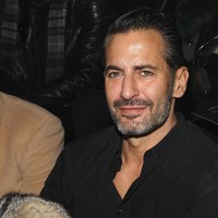 Tak hanya dalam fashion, nama Marc Jacobs pasti juga sering Anda lihat pada kosmetik. Marc Jacobs aslinya punya wajah yang tampan. Desainer asal Amerika Serikat yang pernah membawahi brand Louis Vuitton tersebut pun baru saja menikah. Foto: Getty Images
