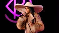Cardi pun menjadi pusat perhatian di acara tersebut. Dave Kotinsky/Getty Images for Beautycon