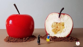 Tapi yang bikin menarik adalah dia memadukan dengan mainan miniatur. Foto: Matteo Stucchi