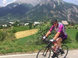 Gaya Mewah Bos Ponsel Berduit Rp 34 Triliun dan Pacar Cantiknya