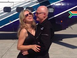 Gaya Mewah Bos Ponsel Berduit Rp 34 Triliun dan Pacar Cantiknya