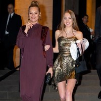 Kate Moss hadir dengan gaun high neck warna burgundy berhias garis berbahan velvet. Gayanya yang tertutup kontras dengan putrinya, Lila Grace dengan mini dress emas. Foto: Instagram