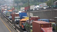 Untuk arah Jakarta ke Cikampek, kepadatan dimulai dari Cikunir sampai Bekasi Timur.