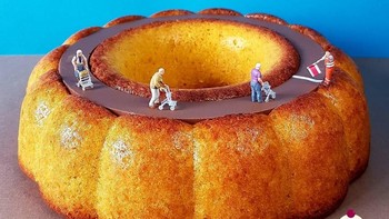 Plum cake  yang di atasnya dijadikan arena balap orang jompo. Foto: Matteo Stucchi