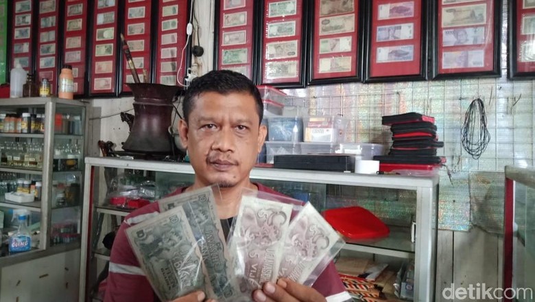 Sarijo, pemilik toko barang antik di Pangandaran (Andi Nurroni/detikcom) Sarijo, pemilik toko barang antik di Pangandaran (Andi Nurroni/detikcom)