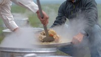 Tak hanya makan saja, Pangeran Fazza juga bisa bantu memasak lho. Kali ini ia membuat menu makan siang dalam porsi besar. Foto: Instagram faz3