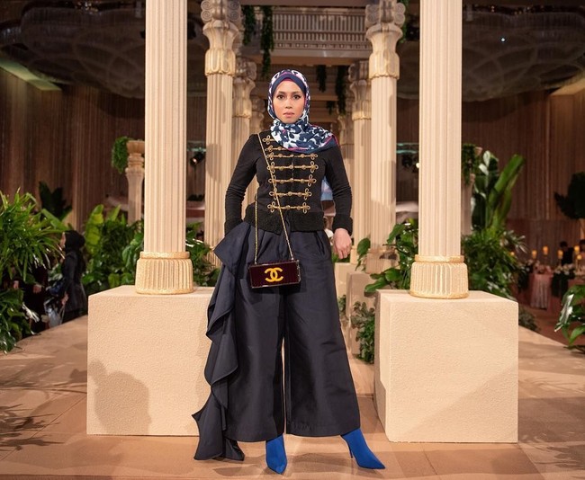 Pernah menjadi wartawan, Azrinaz Mazhar Hakim kembali aktif di dunia jurnalistik setelah bercerai dari sang sultan. Dia kerap menulis kolom untuk media Malaysia, Berita Harian. Dan baru-baru ini, dia pun menulis kolom yang menyuarakan dukungannya pada sang mantan suami. (Foto: Instagram @azrinazmazharhakim)