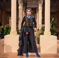 Pernah menjadi wartawan, Azrinaz Mazhar Hakim kembali aktif di dunia jurnalistik setelah bercerai dari sang sultan. Dia kerap menulis kolom untuk media Malaysia, Berita Harian. Dan baru-baru ini, dia pun menulis kolom yang menyuarakan dukungannya pada sang mantan suami. (Foto: Instagram @azrinazmazharhakim)