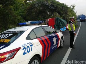 Truk Muat Krupuk Terguling di KM 13.400 Waru-Perak, Lalin Sempat Tersendat