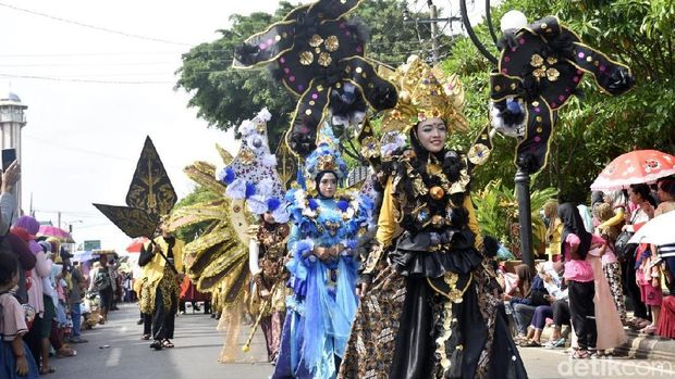 Kirab hari jadi ke-53 Kabupaten Batang Jawa Tengah.