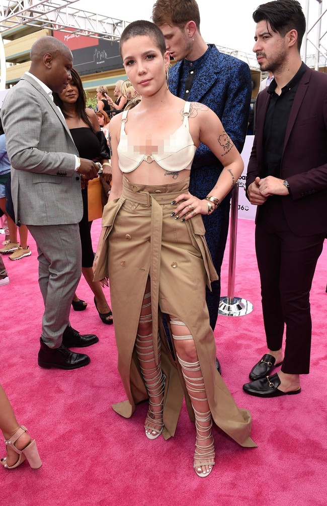 Di Billboard Music Awards 2017, Halsey mencuri perhatian dengan busana rancangan Juun.J yang terdiri dari bra dan rok coklat bergaya double breast yang hadir dengan belahan tinggi. Ia lalu menyempurnakan gayanya dengan heels bergaya gladiator. (Foto: Getty Images)