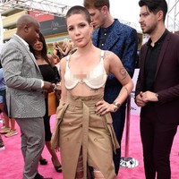 Di Billboard Music Awards 2017, Halsey mencuri perhatian dengan busana rancangan Juun.J yang terdiri dari bra dan rok coklat bergaya double breast yang hadir dengan belahan tinggi. Ia lalu menyempurnakan gayanya dengan heels bergaya gladiator. (Foto: Getty Images)