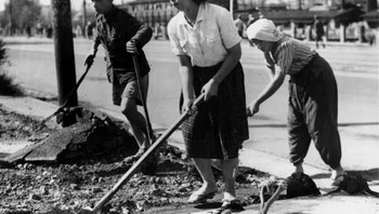 Ini foto yang diambil tahun 1947 di mana warga gotong royong membersihkan reruntuhan. Foto: Getty Images