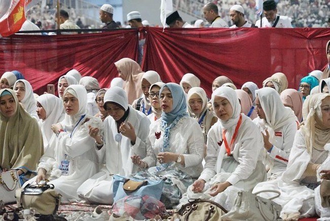 Pada kampanye akbar Prabowo-Sandi digelar di Gelora Bung Karno (GBK) pada Minggu (7/4/2019), seluruh pendukung kompak memakai busana bernuansa putih. Salah satu hashtag yang tersebar adalah #PutihkanGBK. Foto: Instagram @nurasiauno