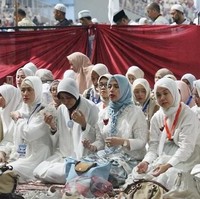 Pada kampanye akbar Prabowo-Sandi digelar di Gelora Bung Karno (GBK) pada Minggu (7/4/2019), seluruh pendukung kompak memakai busana bernuansa putih. Salah satu hashtag yang tersebar adalah #PutihkanGBK. Foto: Instagram @nurasiauno
