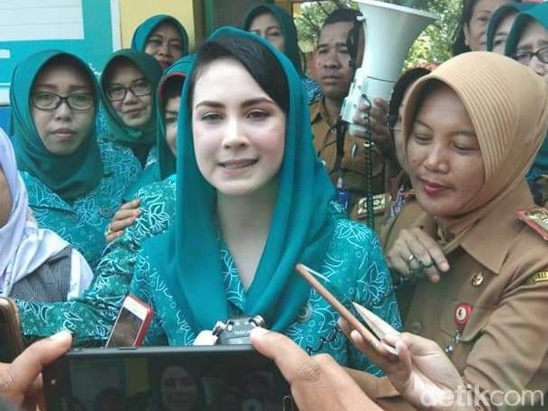 Arumi Ajak Emak-emak di Bojonegoro Manfaatkan Sampah Arumi Ajak Emak-emak di Bojonegoro Manfaatkan Sampah