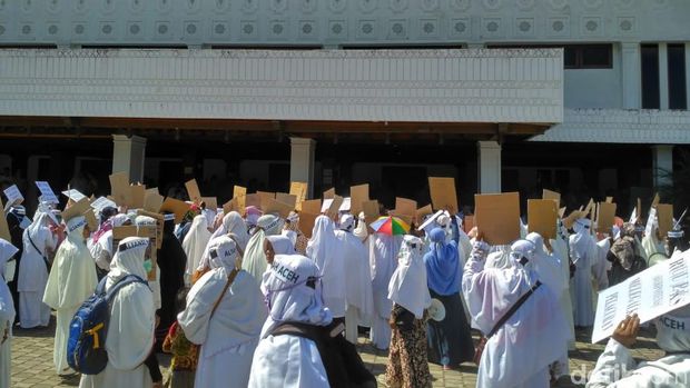 Massa berdemo di kantor Dewan Perwakilan Rakyat Aceh (DPRA), Senin (8/4/2019). 